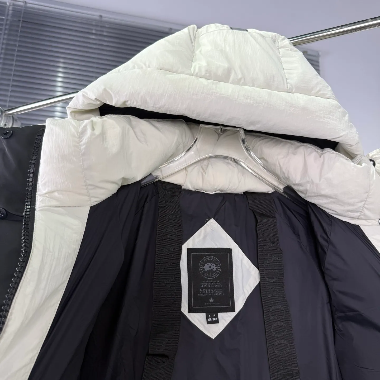 P800 Counter quality Highest quality 𝑪𝒂𝒏𝒂𝒅𝒂 𝑮𝒐𝒐𝒔𝒆Canada Goose Black Label Street Sewing Logo Short Down Jacket/Ouyang Nana Generation Unisex Product Color: Black, White 𝗦𝗶𝘇𝗲: 𝗫𝗦 𝗦 𝗠 𝗟 𝗫𝗟 𝗫𝗫𝗟